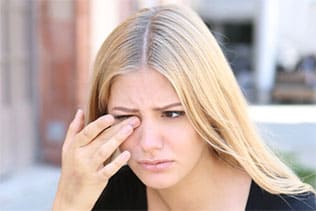 به چه دلیل چشم درد می گیرد؟