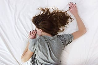 دلیل عرق کردن در خواب چیست؟